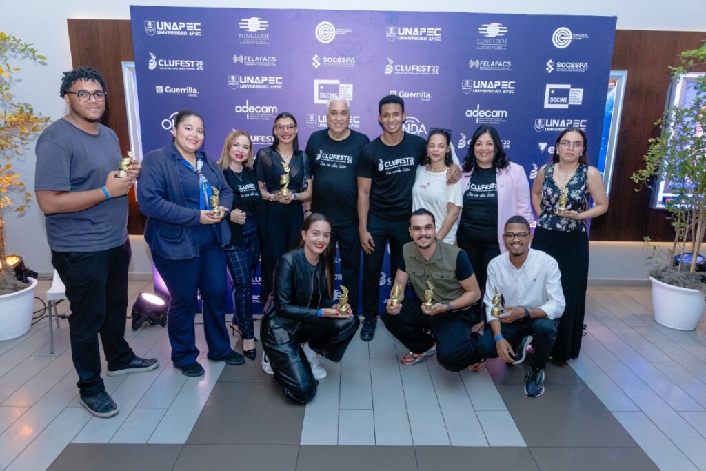 La doctora Nathalie Almonte, coordinadora de la carrera de Cinematografía de Unapec, el rector de UNAPEC, magíster Erick Pérez Vega y la Dra. Alicia Álvarez, decana de la Facultad de Artes y Comunicación de la Universidad APEC (UNAPEC), junto a los ganadores.